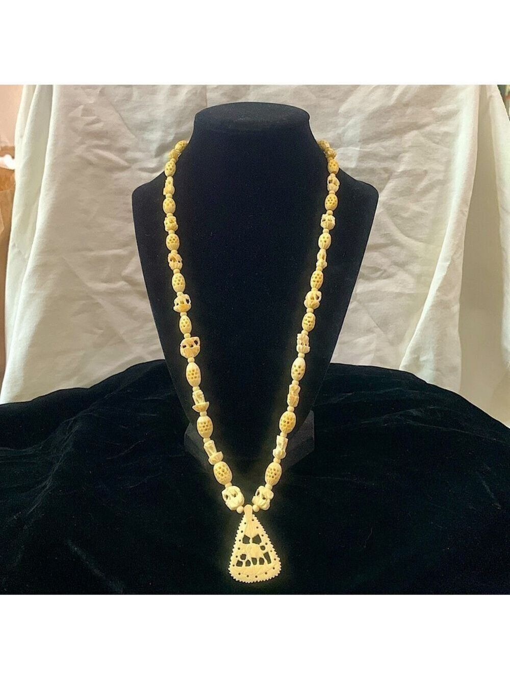 ❤️Vintage faux ivory carved elephant pendant necklace
